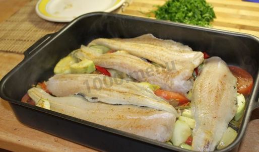 филе минтая в духовке с овощами запеченное