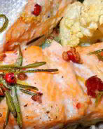 Форель, запеченная с розмарином, цедрой и можжевельником