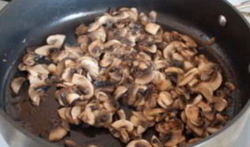 кальмар, фаршированный грибами и яйцом