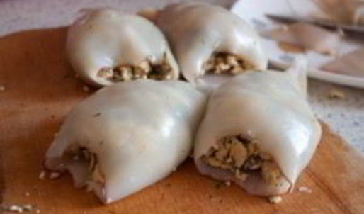 кальмар, фаршированный грибами и яйцом