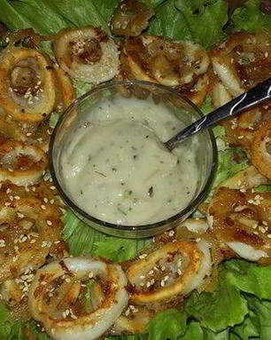 Кальмары в кляре с постно-чесночным соусом