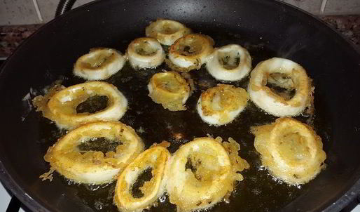 кальмары в кляре с постно-чесночным соусом