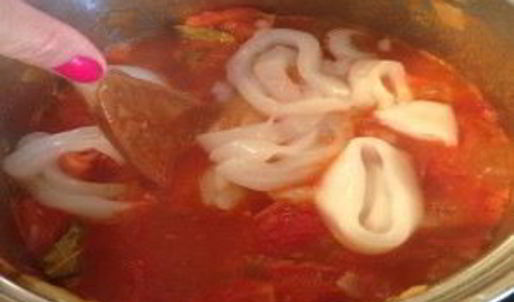 кальмары в томатном соусе