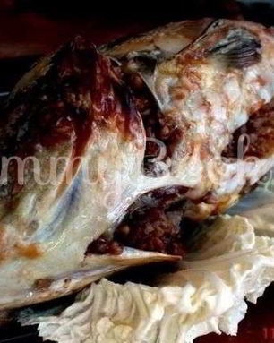 Карп фаршированный гречневой кашей с рубленым яйцом