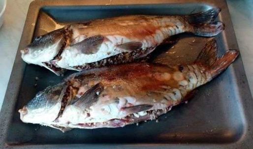 карп фаршированный гречневой кашей с рубленым яйцом