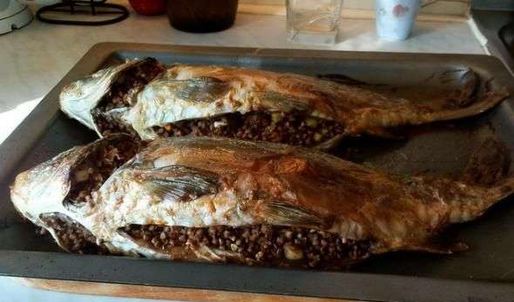 карп фаршированный гречневой кашей с рубленым яйцом