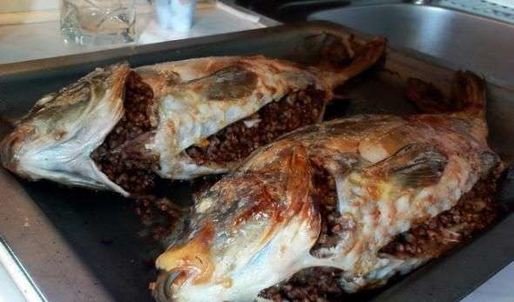 карп фаршированный гречневой кашей с рубленым яйцом