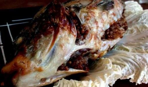 карп фаршированный гречневой кашей с рубленым яйцом