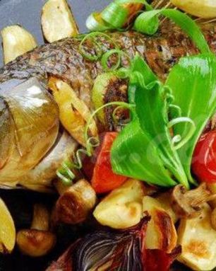 Карп, запеченный с лимоном и грибами