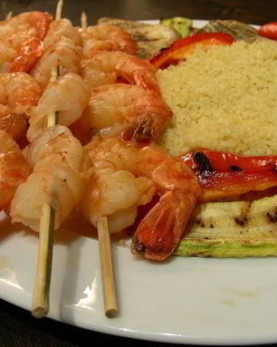 Креветки-гриль в маринаде тандоори с овощами-гриль и карри-кускусом