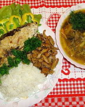 Линь в сметане запеченный в фольге с рисом и жареными рыжиками