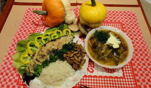 линь в сметане запеченный в фольге с рисом и жареными рыжиками