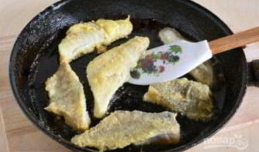 минтай, жаренный с луком и морковью