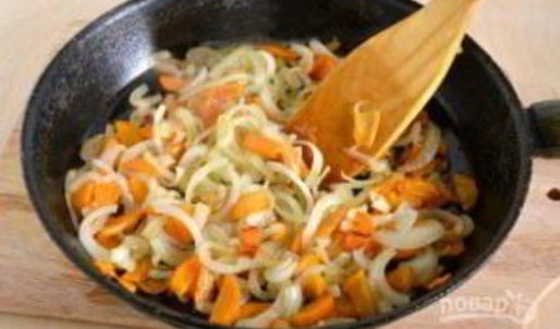 минтай, жаренный с луком и морковью