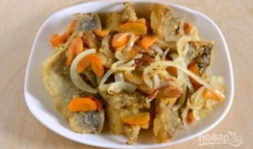 минтай, жаренный с луком и морковью
