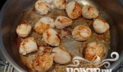 морские гребешки с фондю из лука-порея