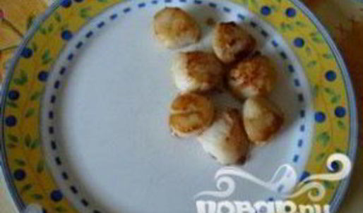 морские гребешки с фондю из лука-порея