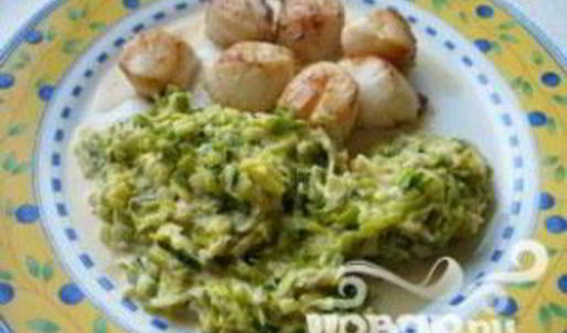 морские гребешки с фондю из лука-порея