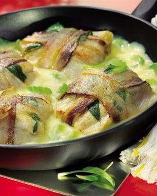 Морской окунь с беконом и шалфеем