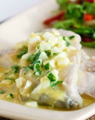 Рыба отварная с соусом польским