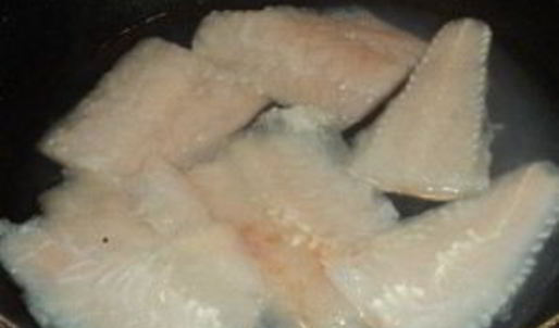 рыба отварная с соусом польским