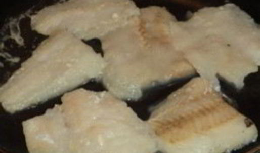 рыба отварная с соусом польским