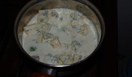 семга с голубым сыром и брокколи