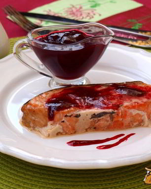 Семга запеченная с малиновым соусом