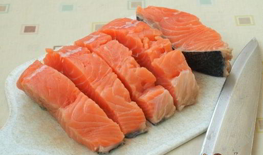 семга запеченная с малиновым соусом