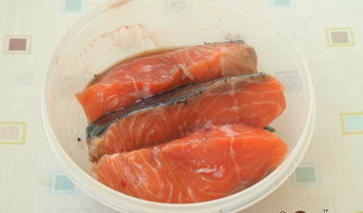 семга запеченная с малиновым соусом