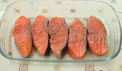 семга запеченная с малиновым соусом