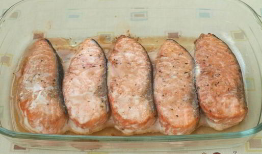 семга запеченная с малиновым соусом