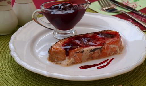 семга запеченная с малиновым соусом