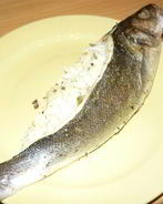 Сибас, фаршированный рисом с каперсами и лимонной цедрой