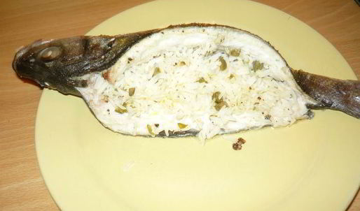 сибас, фаршированный рисом с каперсами и лимонной цедрой