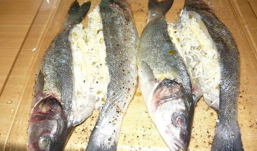 сибас, фаршированный рисом с каперсами и лимонной цедрой