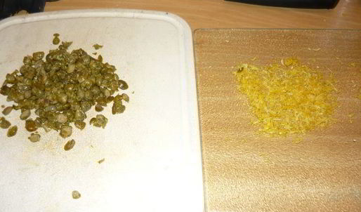 сибас, фаршированный рисом с каперсами и лимонной цедрой