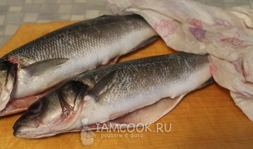 сибас, запеченный с каперсами