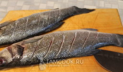 сибас, запеченный с каперсами