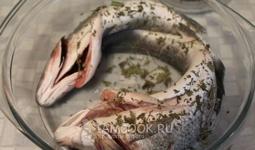 сибас, запеченный с каперсами