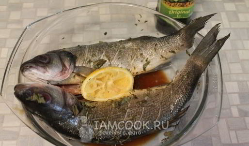 сибас, запеченный с каперсами