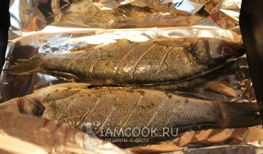 сибас, запеченный с каперсами