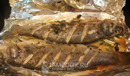 сибас, запеченный с каперсами