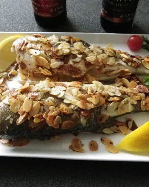 Сибас жареный с миндалем