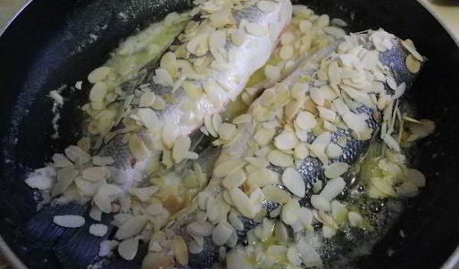 сибас жареный с миндалем