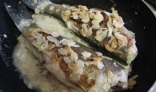 сибас жареный с миндалем