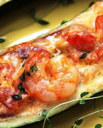 Рецепт сливочных креветок, запеченных в цукини