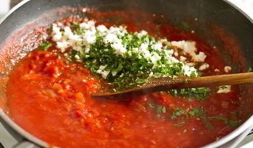 треска, запеченная под томатным соусом с фетой