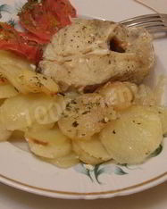 Треска запеченная с картофелем и помидорами