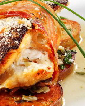 Треска, запеченная в ломтиках ветчины